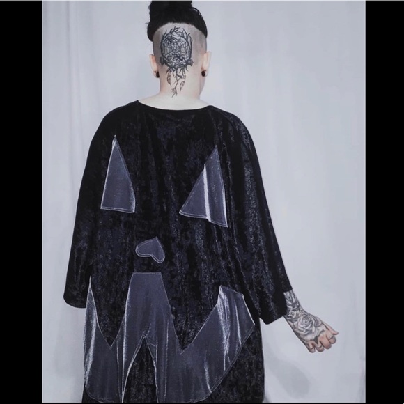 foxblood Tops - NWOT Foxblood xBeheaded Velvet Pumpkin Cape XL-4XL